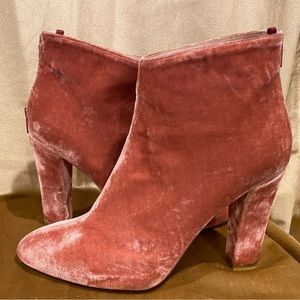 RARE! $375 SJP Sarah Jessica Parker Minnie Blush Pink Velvet Boots Booties 40 9
